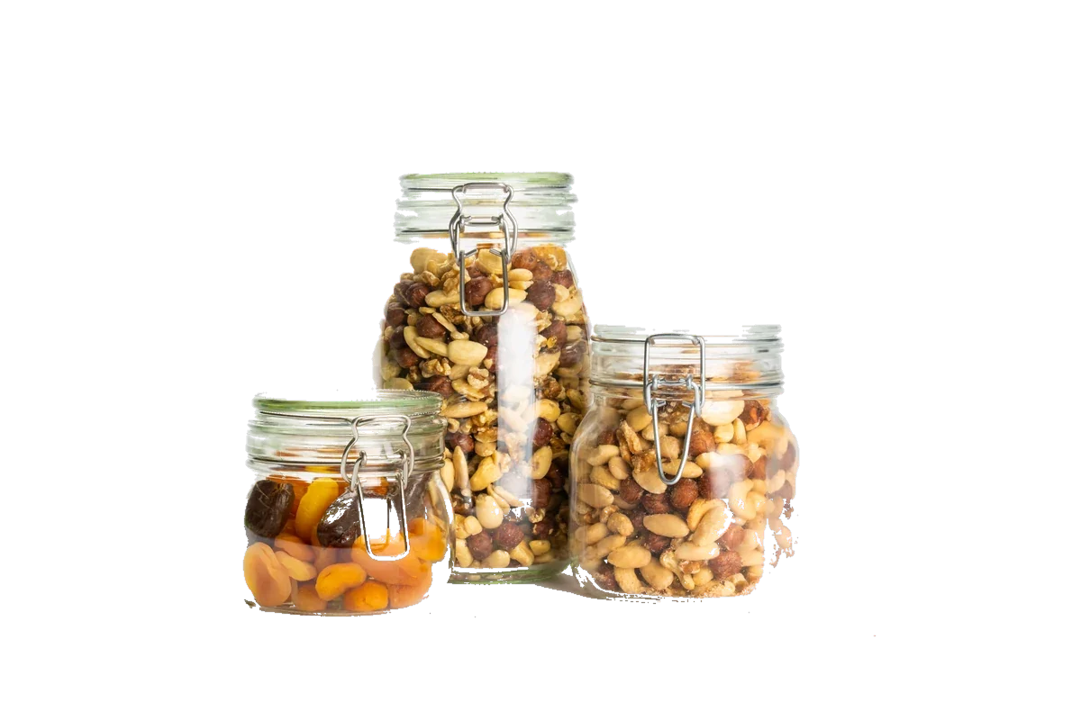 Gläser mit Nüssen und Trockenfrüchten
